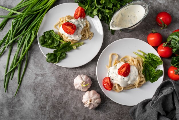 Bovenaanzicht van pasta met saus en knoflook