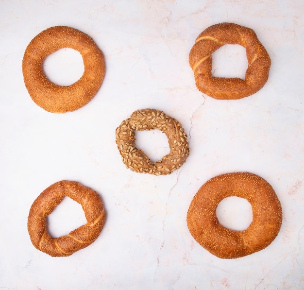 Bovenaanzicht van patroon van bagels op witte achtergrond