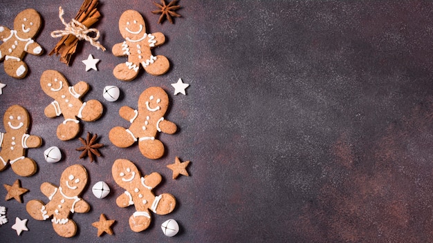 Gratis foto bovenaanzicht van peperkoekkoekjes met kaneelstokjes voor kerstmis en kopieer de ruimte