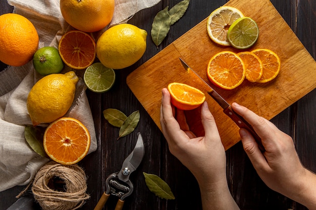 Gratis foto bovenaanzicht van persoon hakken citrusvruchten