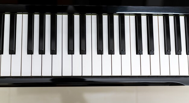 Bovenaanzicht van pianotoetsen
