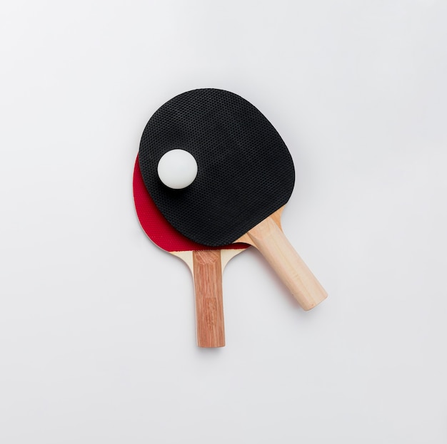 Bovenaanzicht van pingpongpeddels met bal