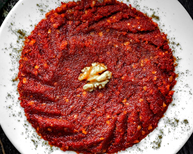 Gratis foto bovenaanzicht van pittige paprika mengsel gegarneerd met walnoot