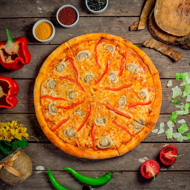 Bovenaanzicht van pizza met champignons en paprika