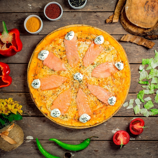 Bovenaanzicht van pizza met zalm en Philadelphia kaas