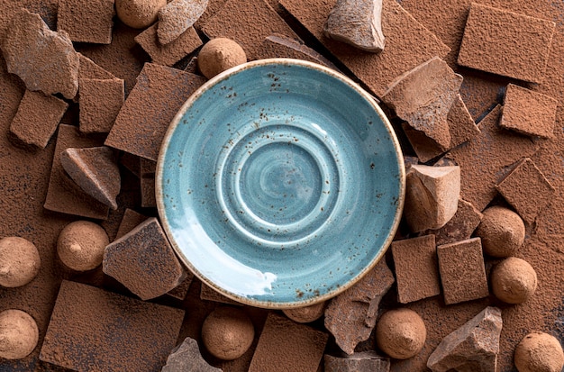 Bovenaanzicht van plaat met chocolade en snoep