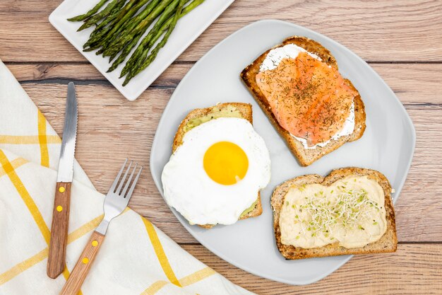 Bovenaanzicht van plaat met toast en ei