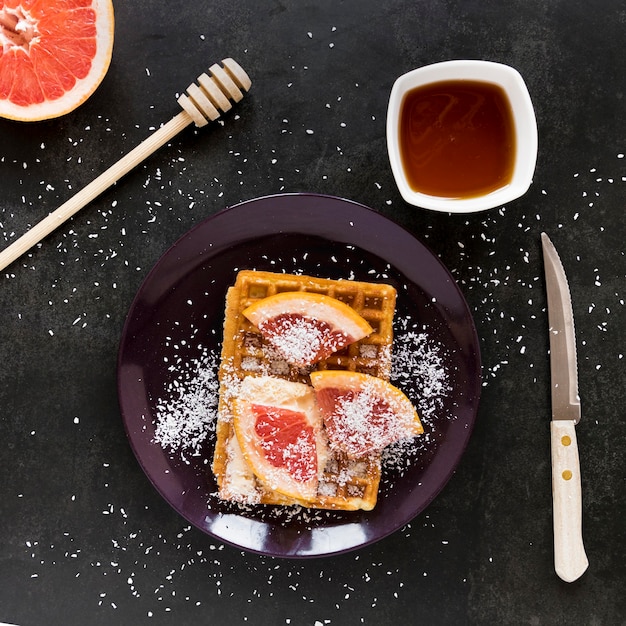 Gratis foto bovenaanzicht van plaat met wafel en citrus