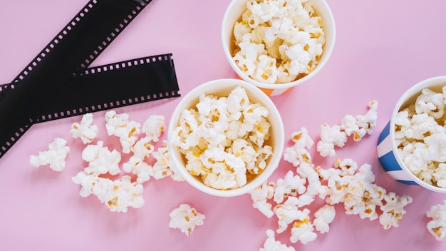 Bovenaanzicht van popcorn en filmrol