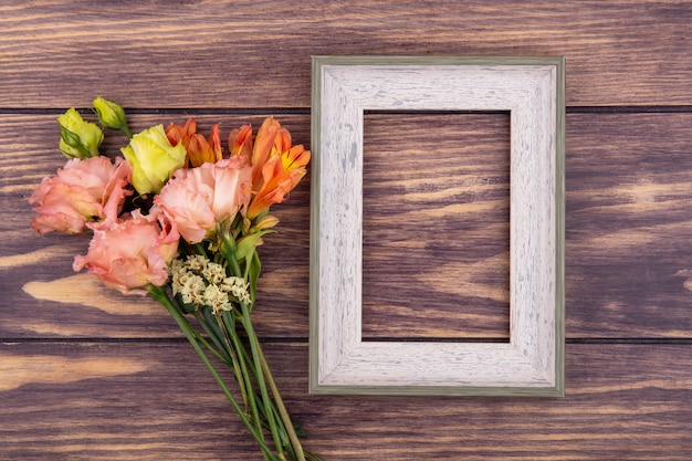 Bovenaanzicht van prachtige kleurrijke en verschillende bloemen op hout met kopie ruimte