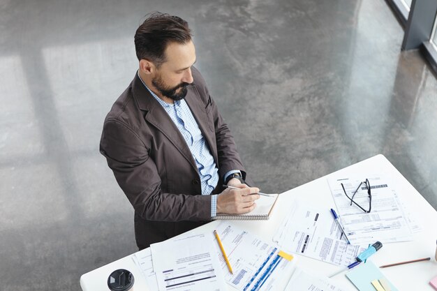 Bovenaanzicht van professionele werkgever formeel gekleed