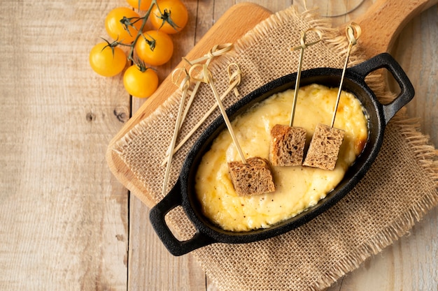 Gratis foto bovenaanzicht van racletteschotel met ingrediënten en heerlijk eten