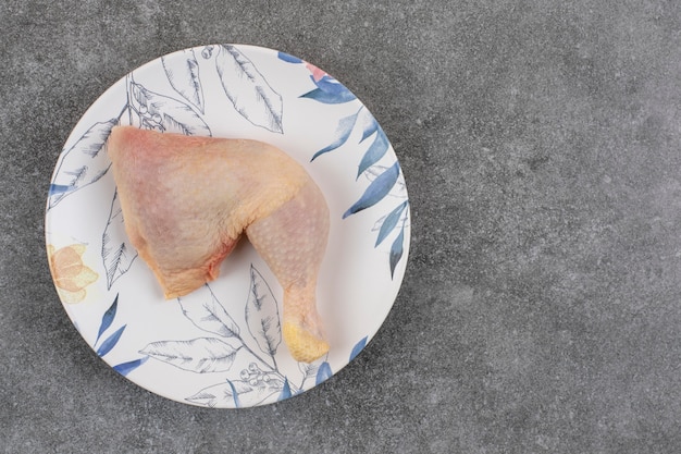 Bovenaanzicht van rauw kippenvlees op plaat