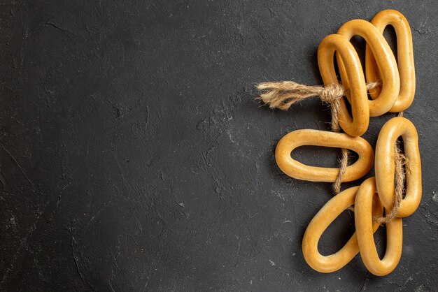 Bovenaanzicht van ringvormige koekjes met een touw aan elkaar gebonden