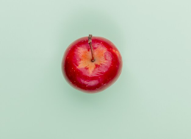 Bovenaanzicht van rode appel op groene achtergrond met kopie ruimte