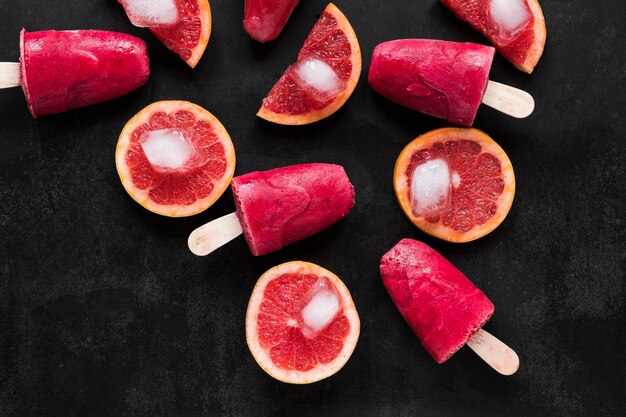 Bovenaanzicht van rode grapefruit ijslollys