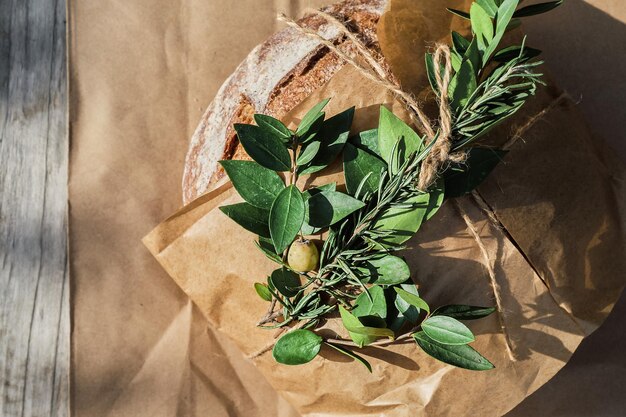 Bovenaanzicht van rond versgebakken rustiek roggebrood kerstmarkt