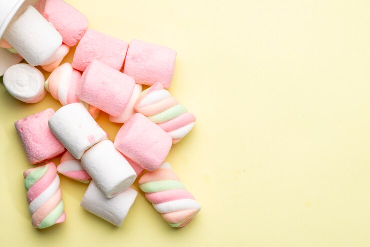 Gratis Foto bovenaanzicht van roze en witte marshmallow verspreid op geel