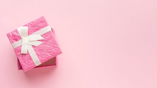 Bovenaanzicht van roze geschenkdoos met kopie ruimte