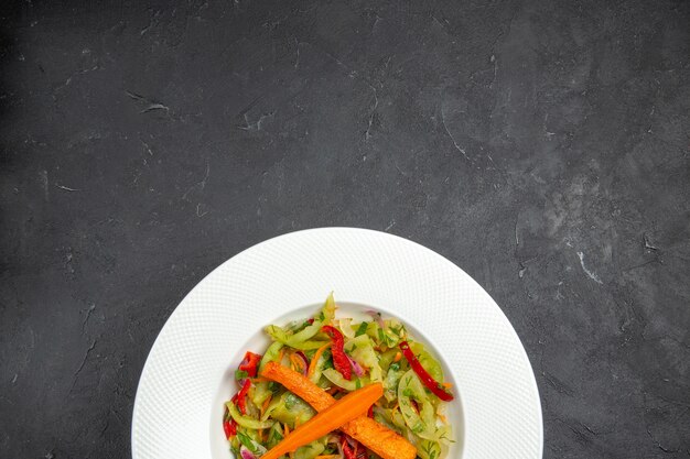 Bovenaanzicht van salade een smakelijke salade met groenten