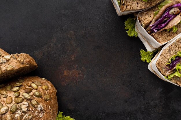 Bovenaanzicht van saladesandwiches met brood