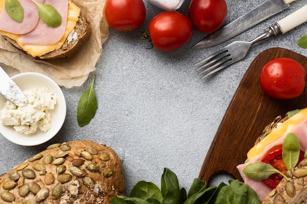 Bovenaanzicht van sandwich met spek en ingrediënten