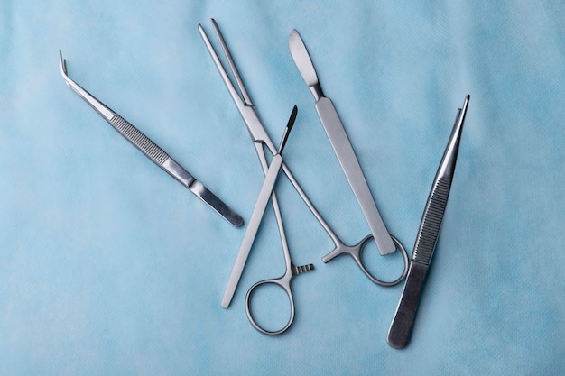 Gratis foto bovenaanzicht van scalpel met andere medische instrumenten