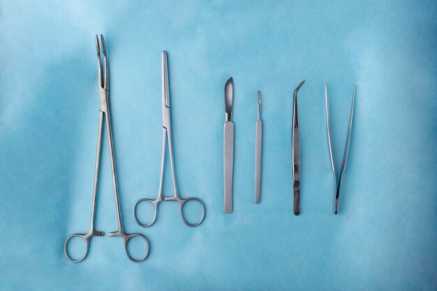 Bovenaanzicht van scalpel met andere medische instrumenten