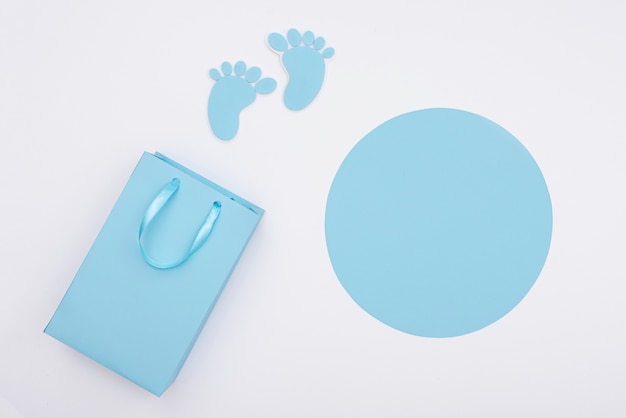 Gratis foto bovenaanzicht van schattige kleine babyjongen accessoires met kopie ruimte