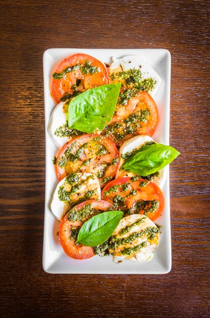 Bovenaanzicht van schijfjes tomaat met mozzarella