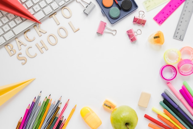 Bovenaanzicht van schoolbenodigdheden en toetsenbord