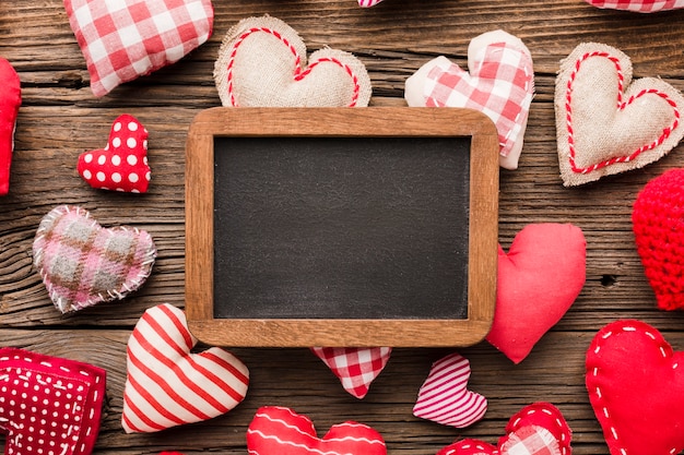 Bovenaanzicht van schoolbord met Valentijnsdag ornamenten