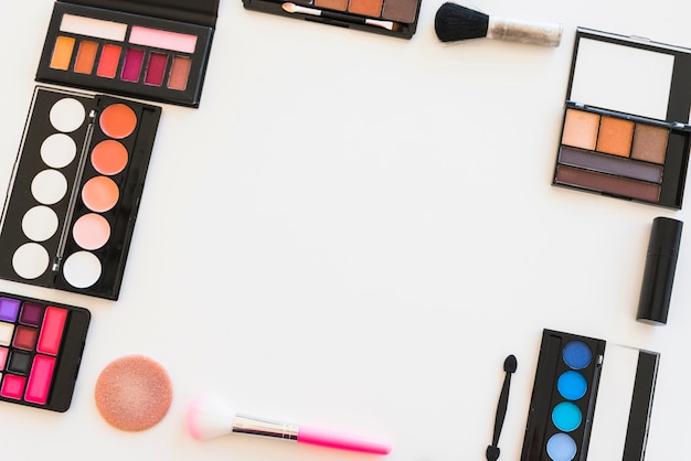 Bovenaanzicht van schoonheidsproducten voor professionele make-up op witte achtergrond