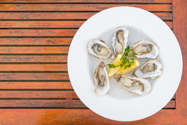 Bovenaanzicht van schotel met verse oesters