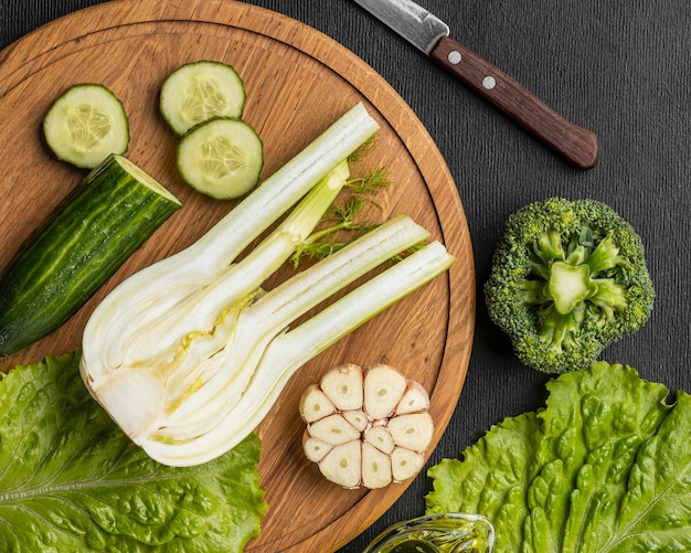 Bovenaanzicht van selderij met knoflook en komkommer