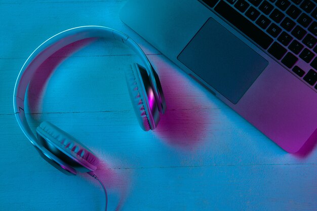 Bovenaanzicht van set gadgets in paars neonlicht en blauw