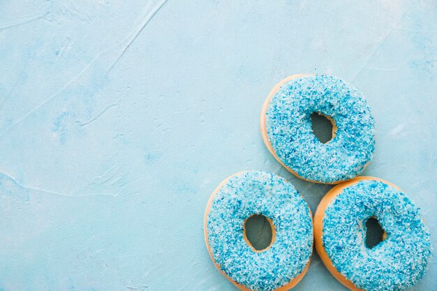 Bovenaanzicht van smakelijke blauwe donuts