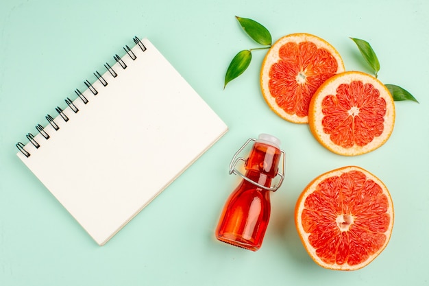 Bovenaanzicht van smakelijke grapefruits, sappig gesneden op het lichtblauwe oppervlak