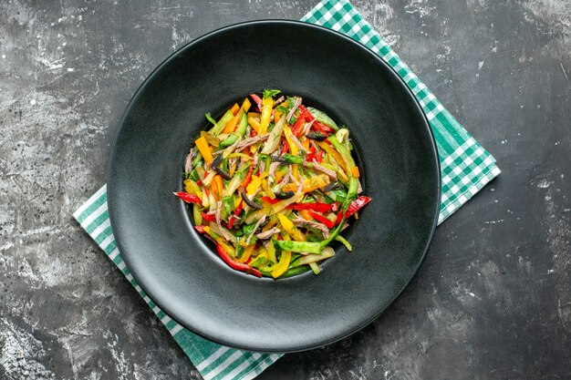 Bovenaanzicht van smakelijke groentesalade op donkere ondergrond