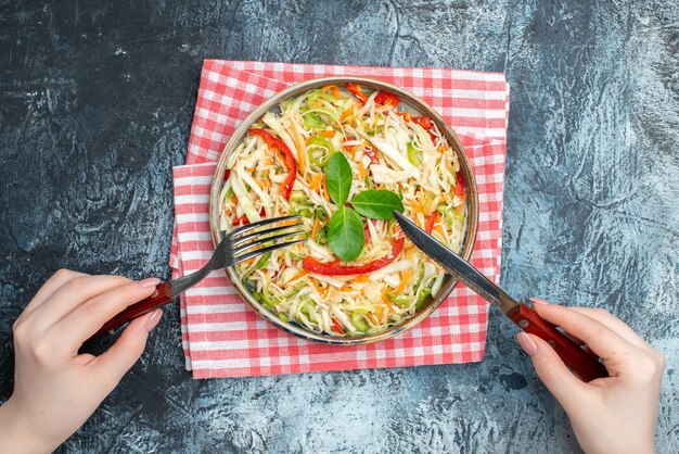 Bovenaanzicht van smakelijke groentesalade op donkere ondergrond