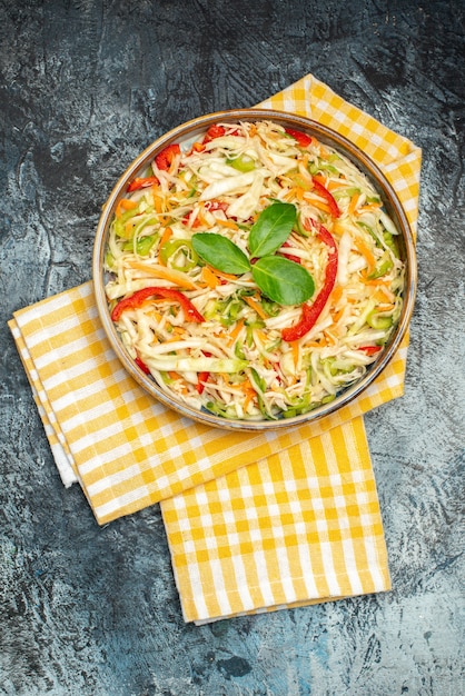 Bovenaanzicht van smakelijke groentesalade op donkere ondergrond