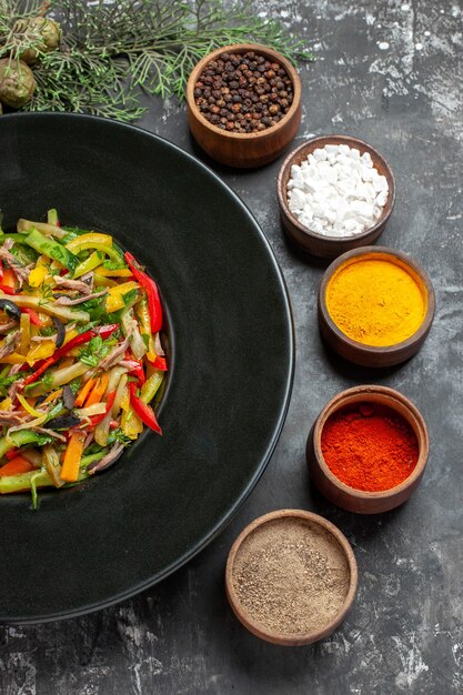 Bovenaanzicht van smakelijke groentesalade op donkere ondergrond