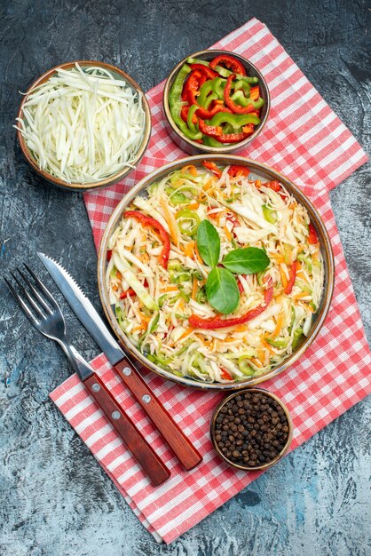 Bovenaanzicht van smakelijke groentesalade op donkere ondergrond