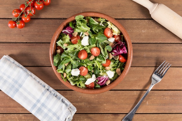 Bovenaanzicht van smakelijke salade