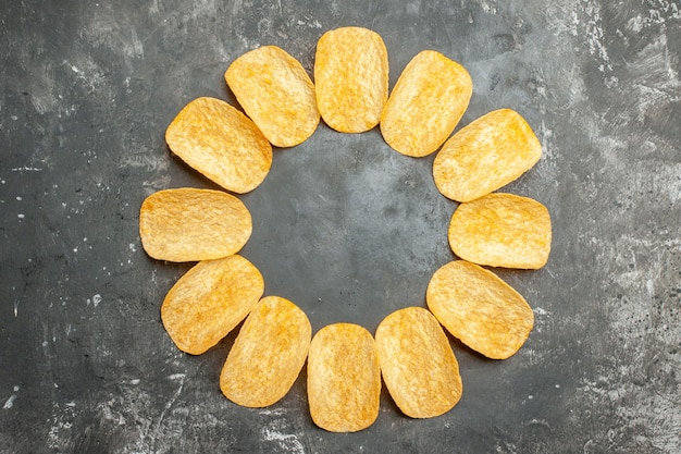 Bovenaanzicht van snackfeest voor vrienden met heerlijke chips op grijze tafel