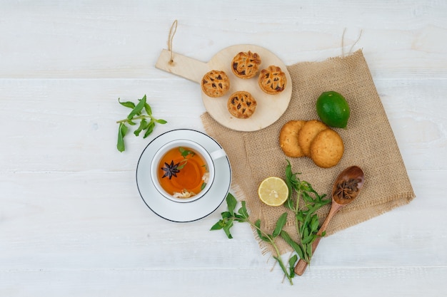 Bovenaanzicht van snacks met kruidenthee