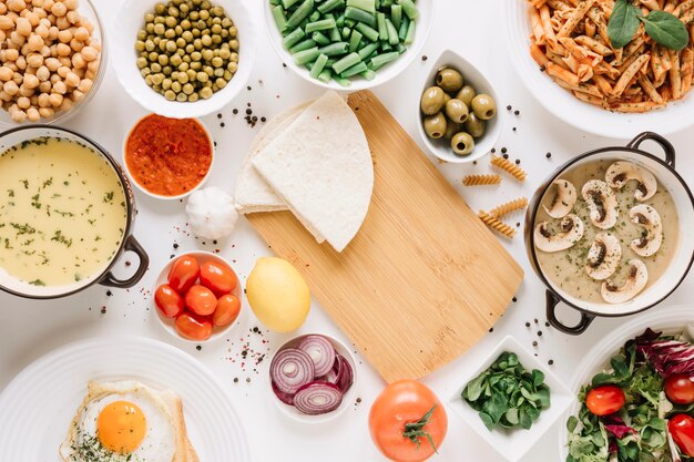 Bovenaanzicht van snijplank met champignons en pasta