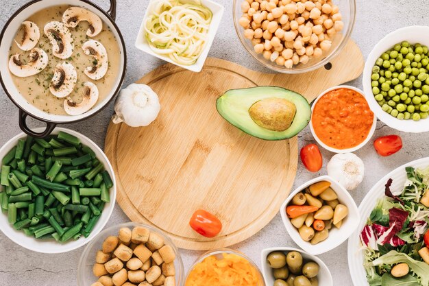 Bovenaanzicht van snijplank met knoflook en avocado