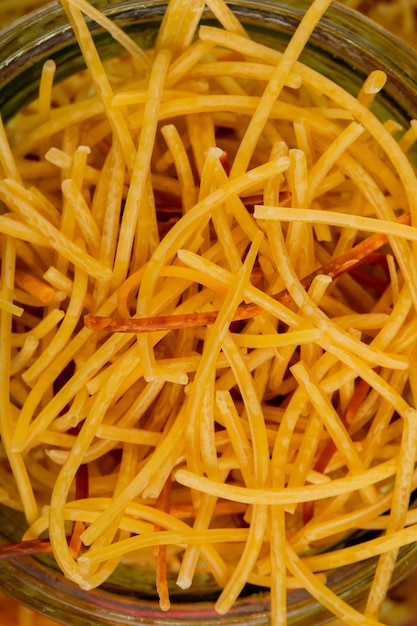 Bovenaanzicht van spaghetti pasta in een pot