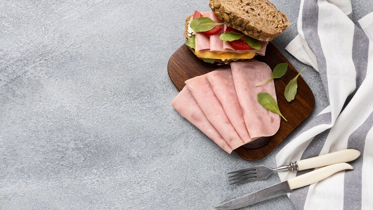 Gratis Foto bovenaanzicht van spek en tomaten sandwich met kopie ruimte